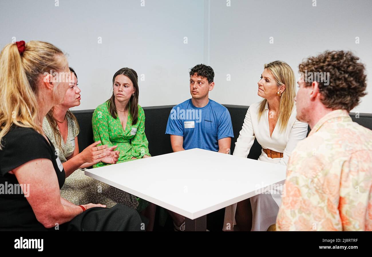 2022-05-18 12:16:22 LEIDEN - Queen Maxima during a working visit to Leiden University of Applied Sciences in the context of student welfare in further education. ANP MARCO DE SWART netherlands out - belgium out Credit: ANP/Alamy Live News Stock Photo
