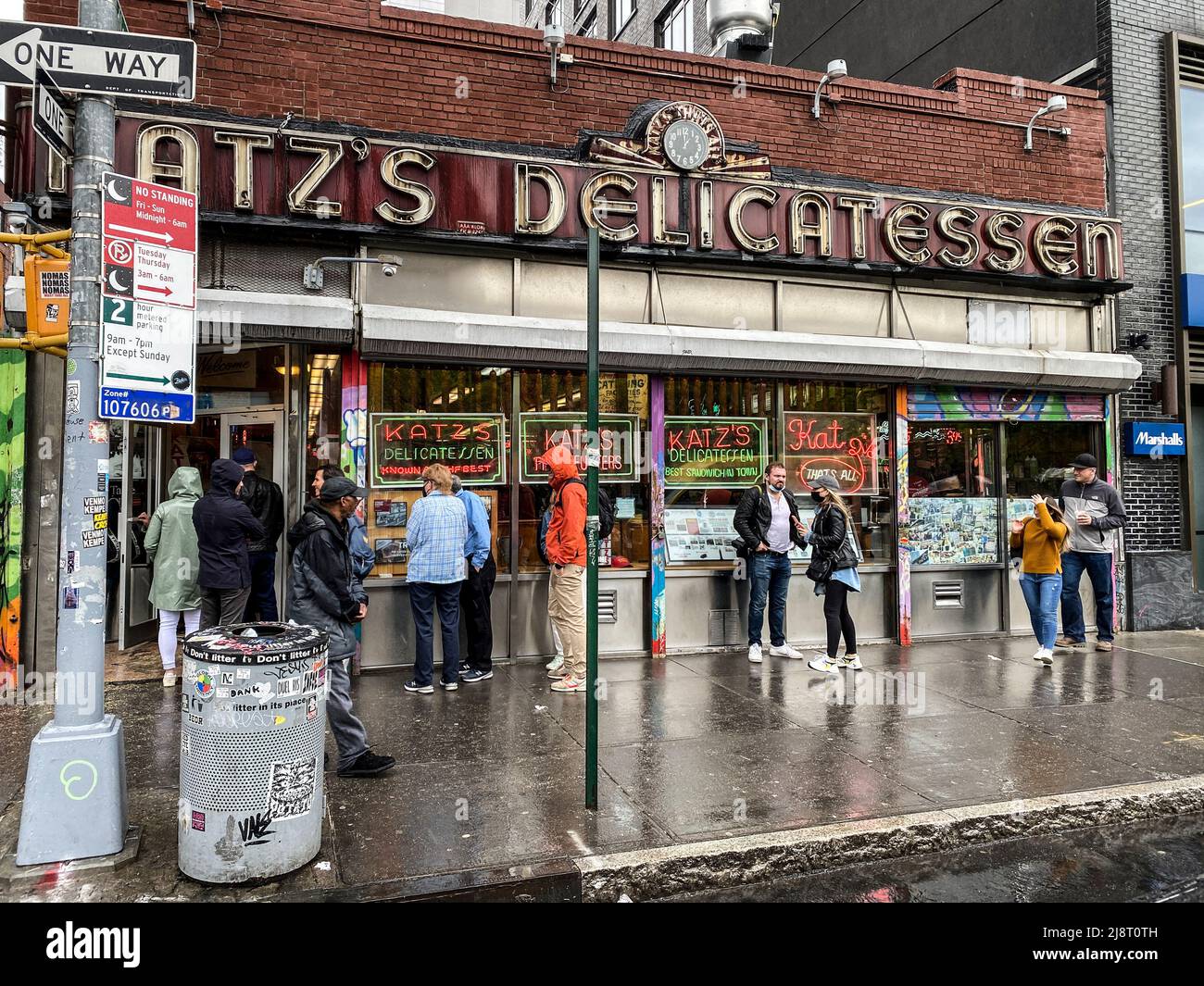 Katz´s Delicatessen. Sandwichbar in New York, bekannt aus Harry & Sally durch die Orgasmusszene von Meg Ryan. Stock Photo