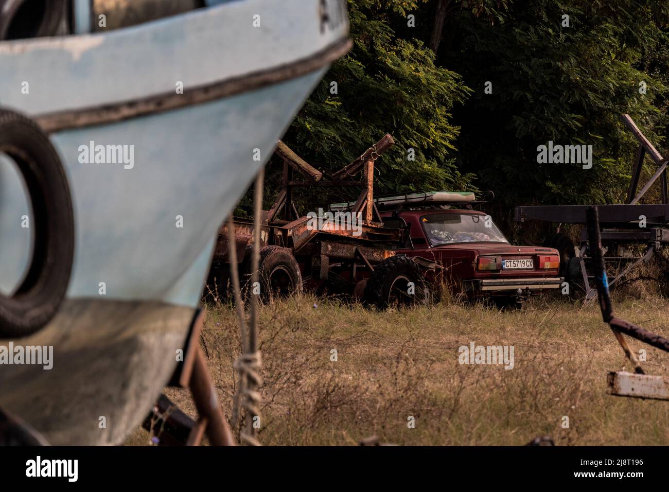 Old abandoned car near hi-res stock photography and images - Alamy