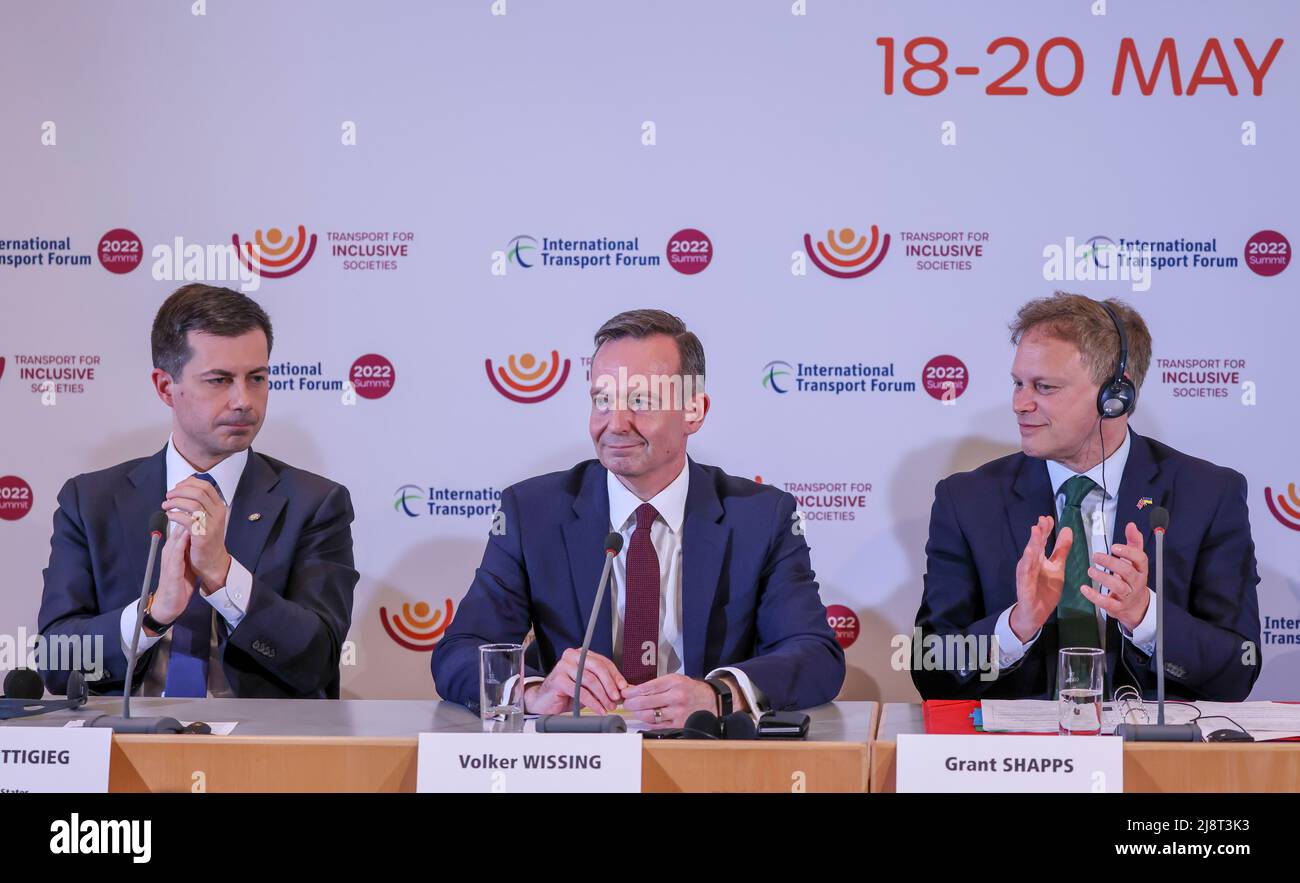 18 May 2022, Saxony, Leipzig: Pete Buttigieg (l-r), Secretary of Transportation of the United States of America, Volker Wissing (FDP), Federal Minister of Transport, and Grant Shapps, Secretary of State for Transport of the United Kingdom, disseminate a joint appeal for support to Ukraine at the International Transport Forum. Some 600 experts are expected to attend the three-day forum, including many transport ministers from the 63 member countries of the OECD's International Transport Forum (ITF). One focus this year should be Ukraine, with its blocked trade routes and infrastructure destroye Stock Photo