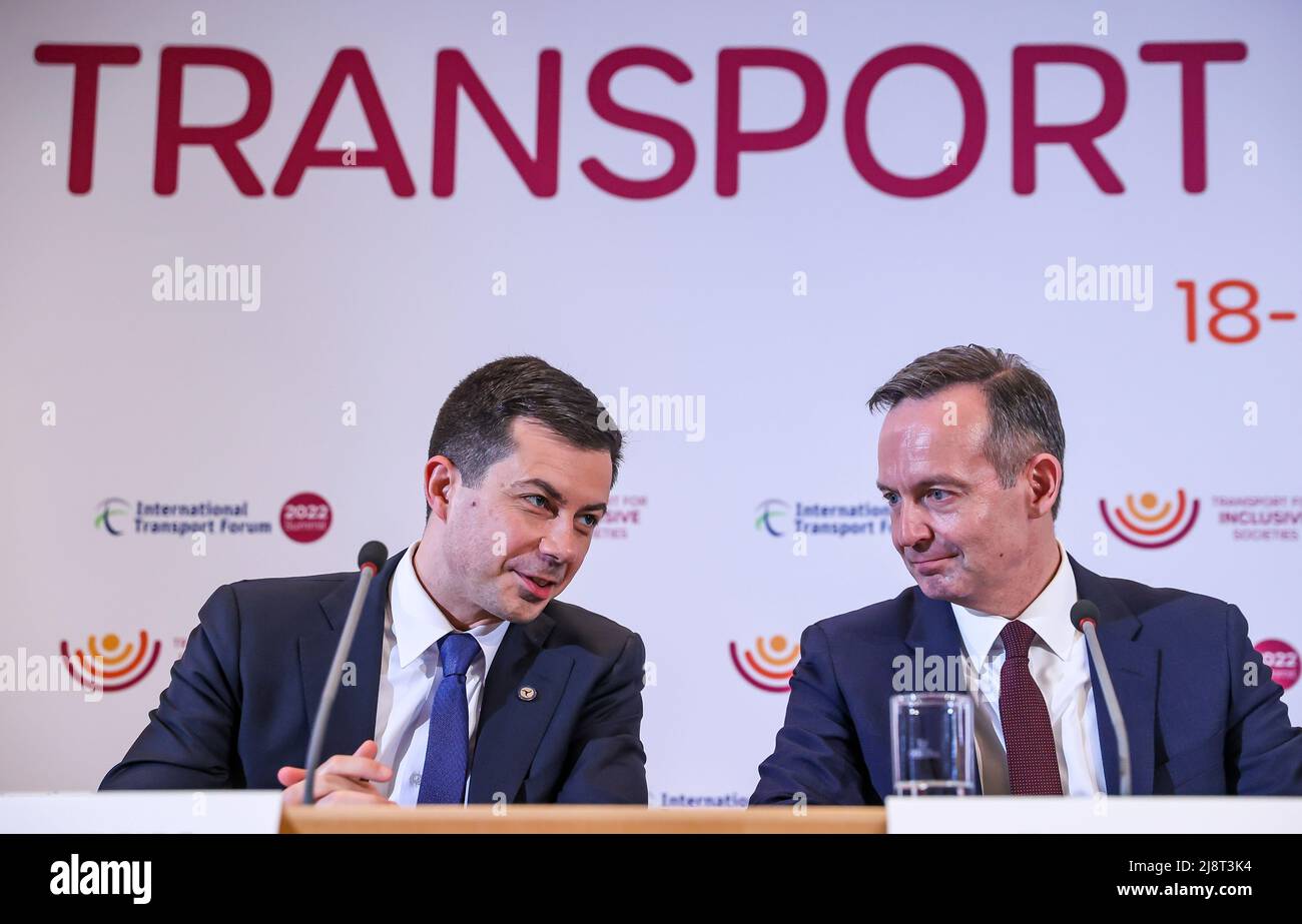 Leipzig, Germany. 18th May, 2022. Pete Buttigieg (l), Secretary of Transportation of the United States of America, and Volker Wissing (FDP), Federal Minister of Transport, talk before the joint call for support for Ukraine at the International Transport Forum. Some 600 experts are expected to attend the three-day forum, including many transport ministers from the 63 member countries of the OECD's International Transport Forum (ITF). One focus this year should be Ukraine, with its blocked trade routes and infrastructure destroyed in the war. Credit: Jan Woitas/dpa/Alamy Live News Stock Photo