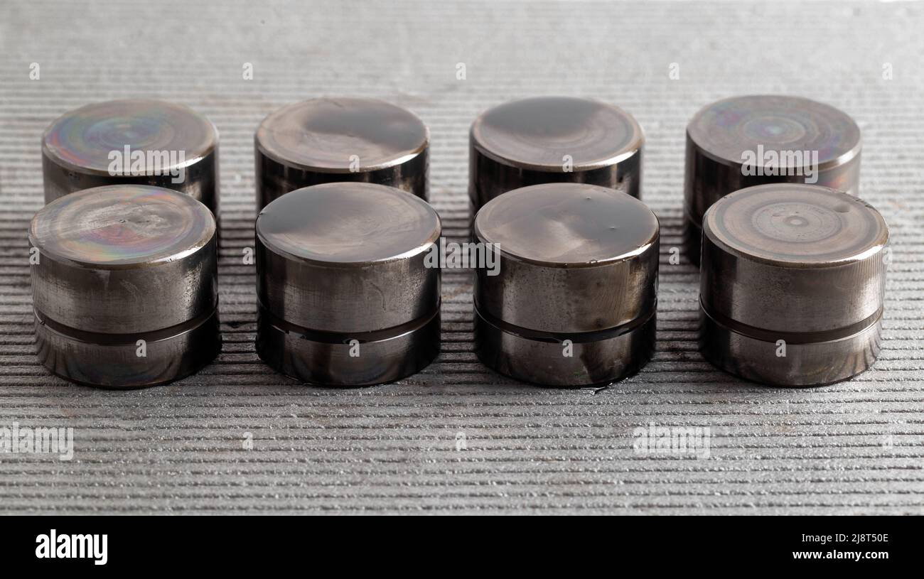 Hydraulic compensators in the lubrication system of a car engine