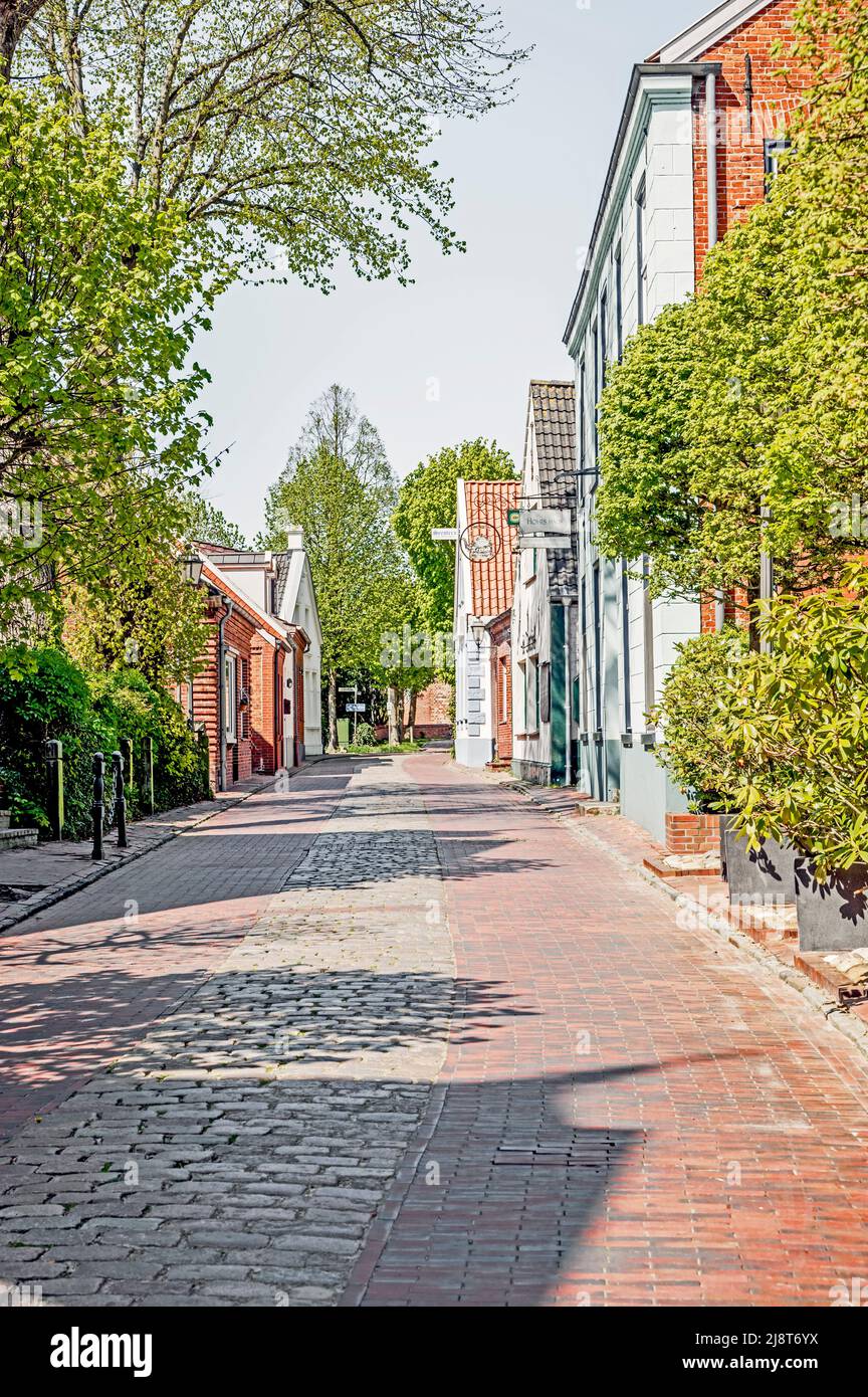 Greetsiel (Ostfriesland, Germany): Idyllische Straße Stock Photo - Alamy