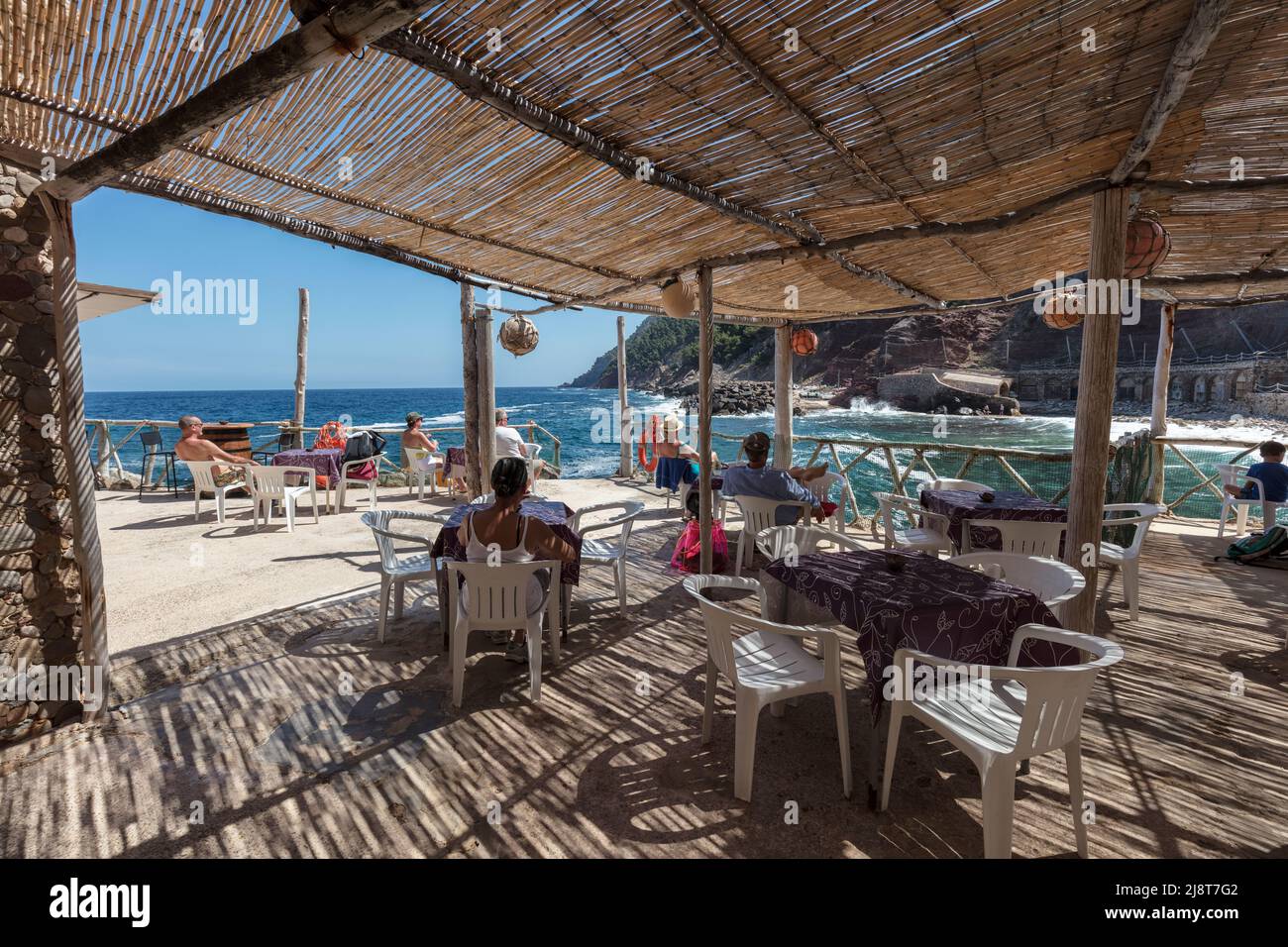 Cafe at Estellencs cove, beach (Cala Estellencs), Serra de Tramuntana UNESCO world heritage. Rocky location translucent aquamarine mediterranean Stock Photo
