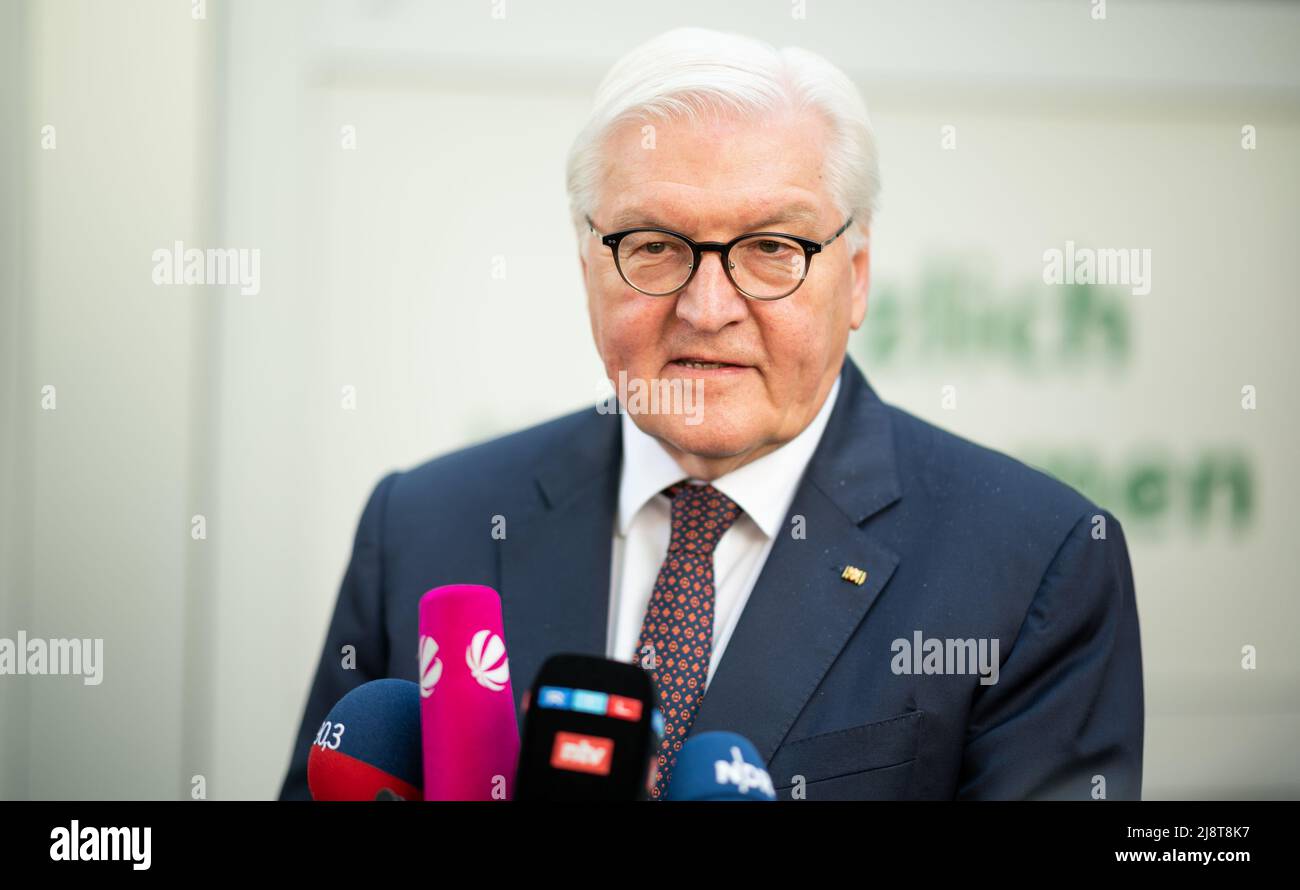 Hamburg, Germany. 18th May, 2022. German President Frank-Walter Steinmeier makes a statement during a visit to Louise Weiss Gymnasium, where he learned about the Zeit Foundation's 'Weichenstellung' mentoring program. Credit: Daniel Reinhardt/dpa/Alamy Live News Stock Photo