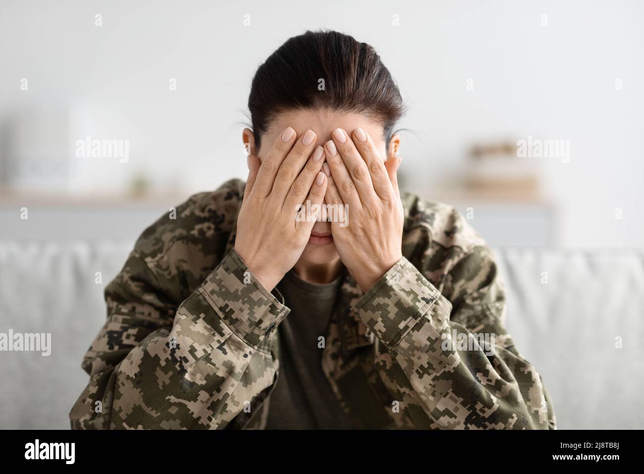 Hands covering face crying female hi-res stock photography and images ...