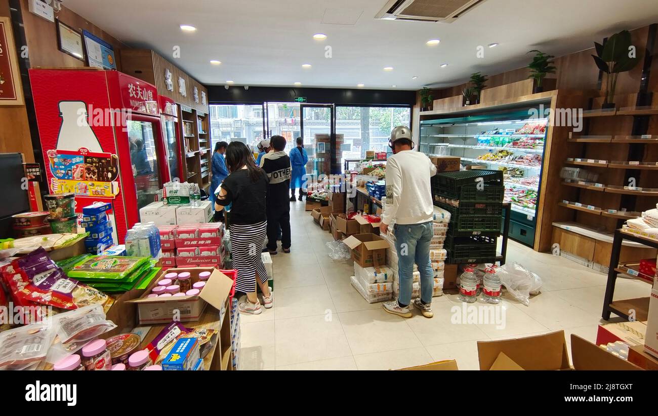 SHANGHAI, CHINA - MAY 17, 2022 - Citizens shop at a restored life supermarket in Shanghai, China, May 17, 2022. Shoppers must wear masks and scan a he Stock Photo