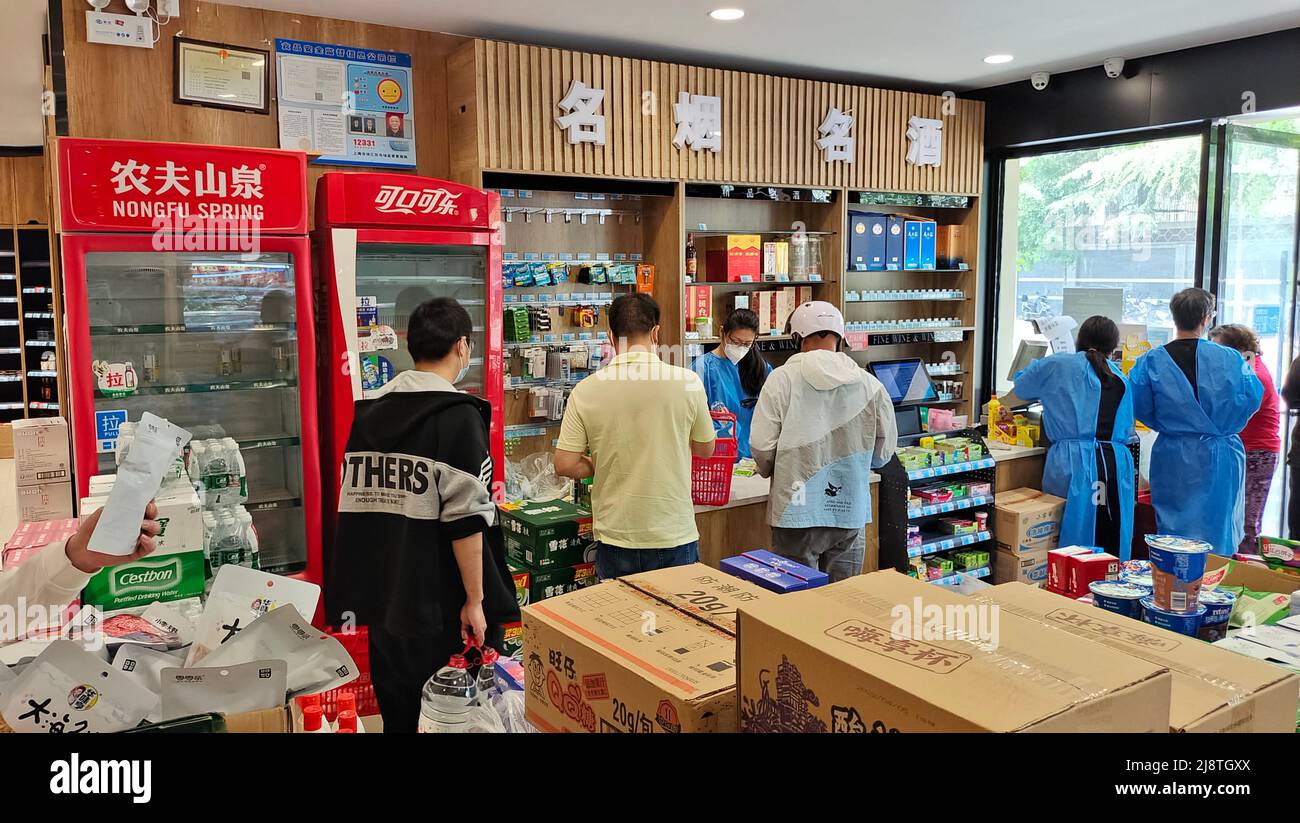 SHANGHAI, CHINA - MAY 17, 2022 - Citizens shop at a restored life supermarket in Shanghai, China, May 17, 2022. Shoppers must wear masks and scan a he Stock Photo