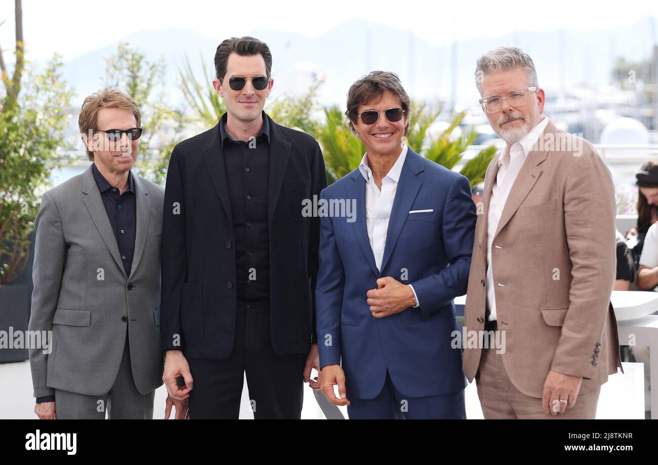 Cannes, France. 18th May, 2022. U.S. director Joseph Kosinski (2nd L) and actor Tom Cruise (2nd R) pose during a photocall for the film 'Top Gun : Maverick' at the 75th Cannes Film Festival in Cannes, southern France, on May 18, 2022. Credit: Gao Jing/Xinhua/Alamy Live News Stock Photo