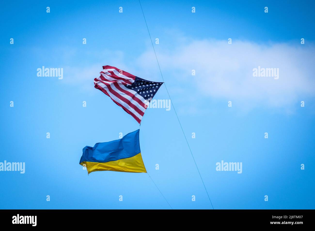 Support in the USA for Ukraine: American and Ukrainian flags fly from a kite tether, Salisbury, Massachusetts, USA. Stock Photo