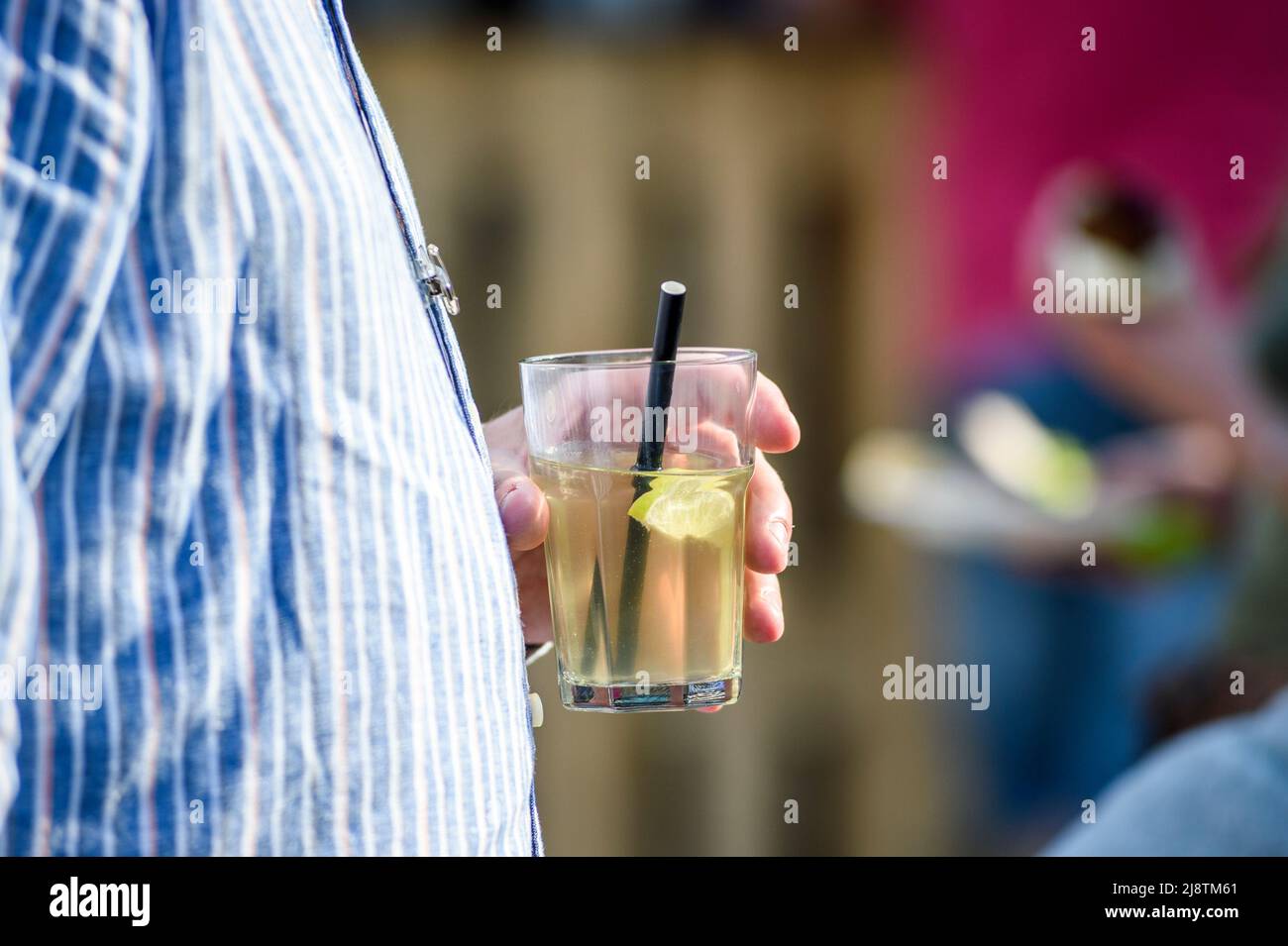 Drinking alcohol with a straw out of a glass | Boire de l'acool, un Mojito,  avec une paille Stock Photo - Alamy