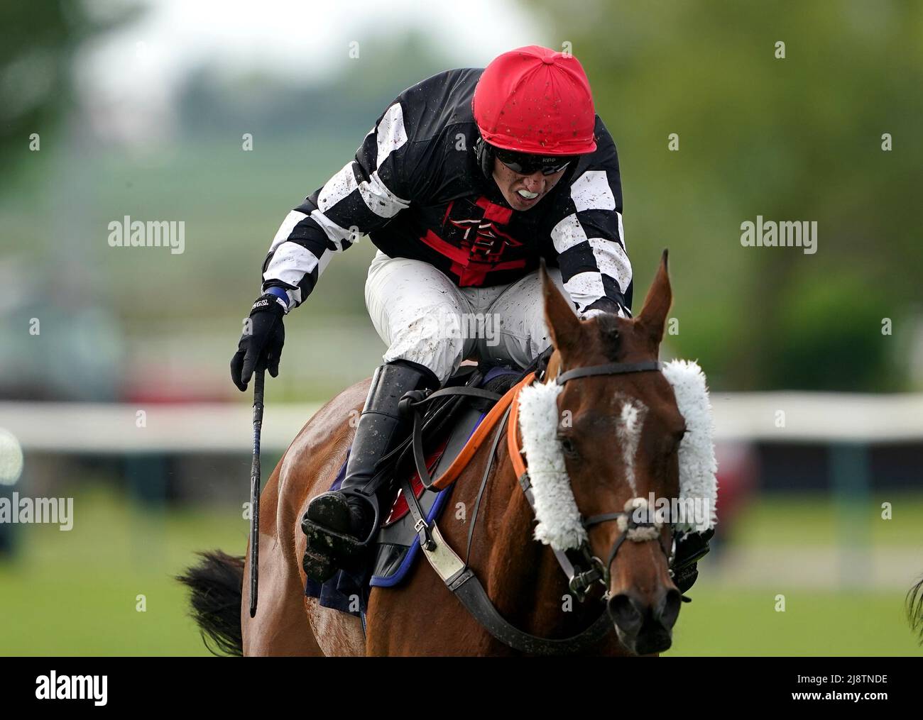 Bbold ridden by Charlie Hammond goes on to win the Cazoo Handicap Chase at Southwell racecourse, Nottinghamshire. Picture date: Wednesday May 18, 2022. Stock Photo