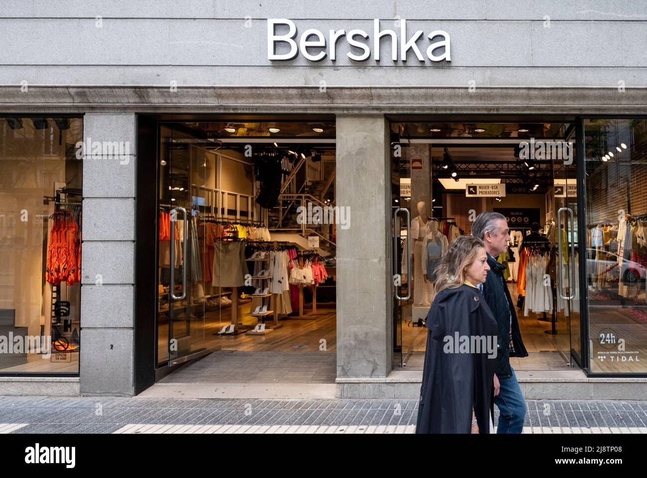 op tijd verlangen Voorwaarde Bershka fashion brand store hi-res stock photography and images - Alamy