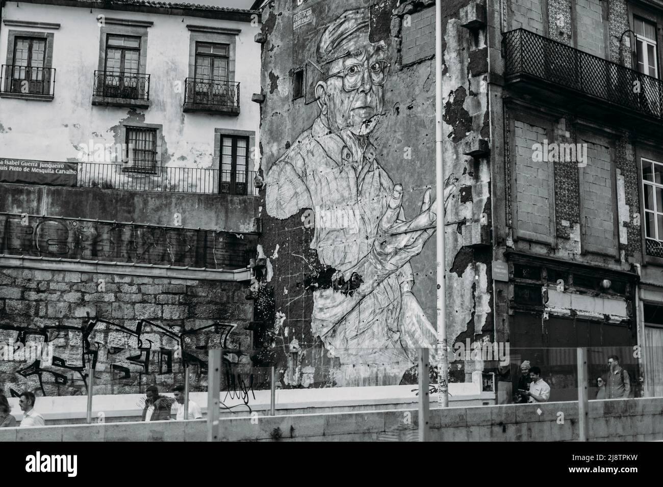 Porto, Portugal, 10.04.22: Wandmalerei eines alten Mannes.  Foto: pressefoto Mika Volkmann Stock Photo
