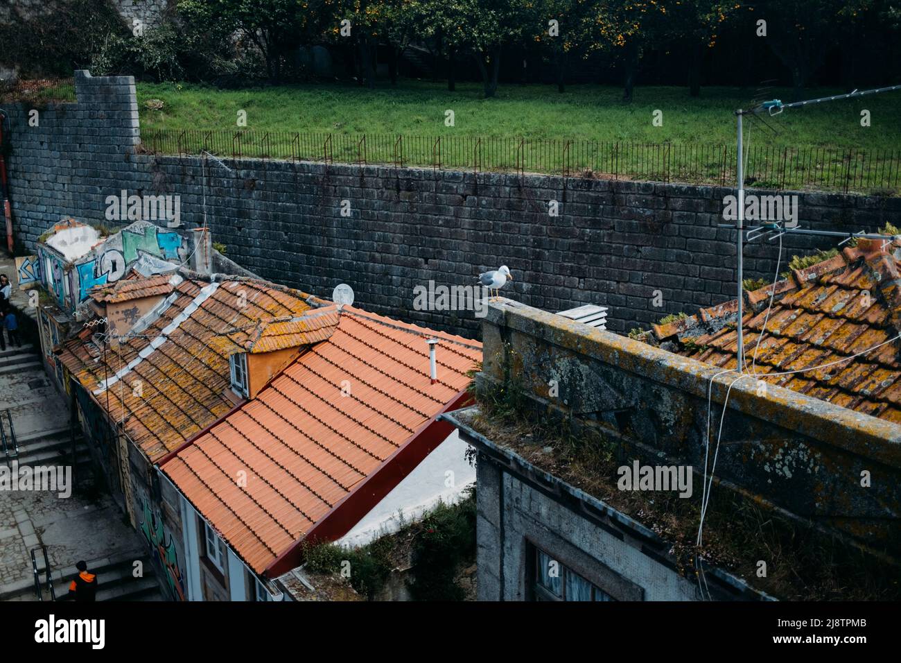 Porto, Portugal, 10.04.22: Gassen Portos mit runtergekommenen und renovierungsbedürftigen Häusern.  Foto: pressefoto Mika Volkmann Stock Photo