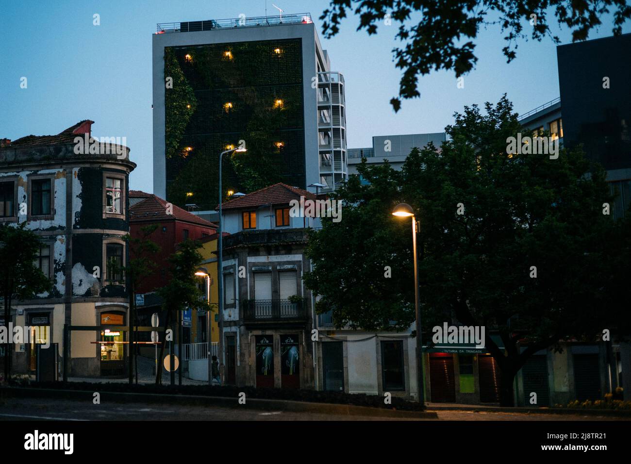 Porto, Portugal, 10.04.22: Grüne bewachsene Hausfassade  eines Parkhauses.  Foto: pressefoto Mika Volkmann Stock Photo