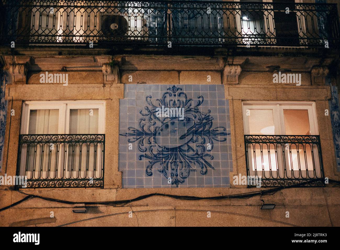 Porto, Portugal, 10.04.22: Nachtleben in Porto, ein Haus mit den typischen Azulejos Fliesen.  Foto: pressefoto Mika Volkmann Stock Photo