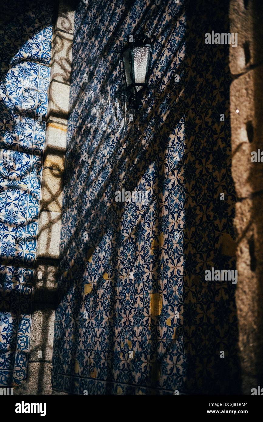 Porto, Portugal, 10.04.22: Nachtleben in Porto, ein Haus mit den typischen Azulejos Fliesen liegt in Licht und Schatten.  Foto: pressefoto Mika Volkma Stock Photo