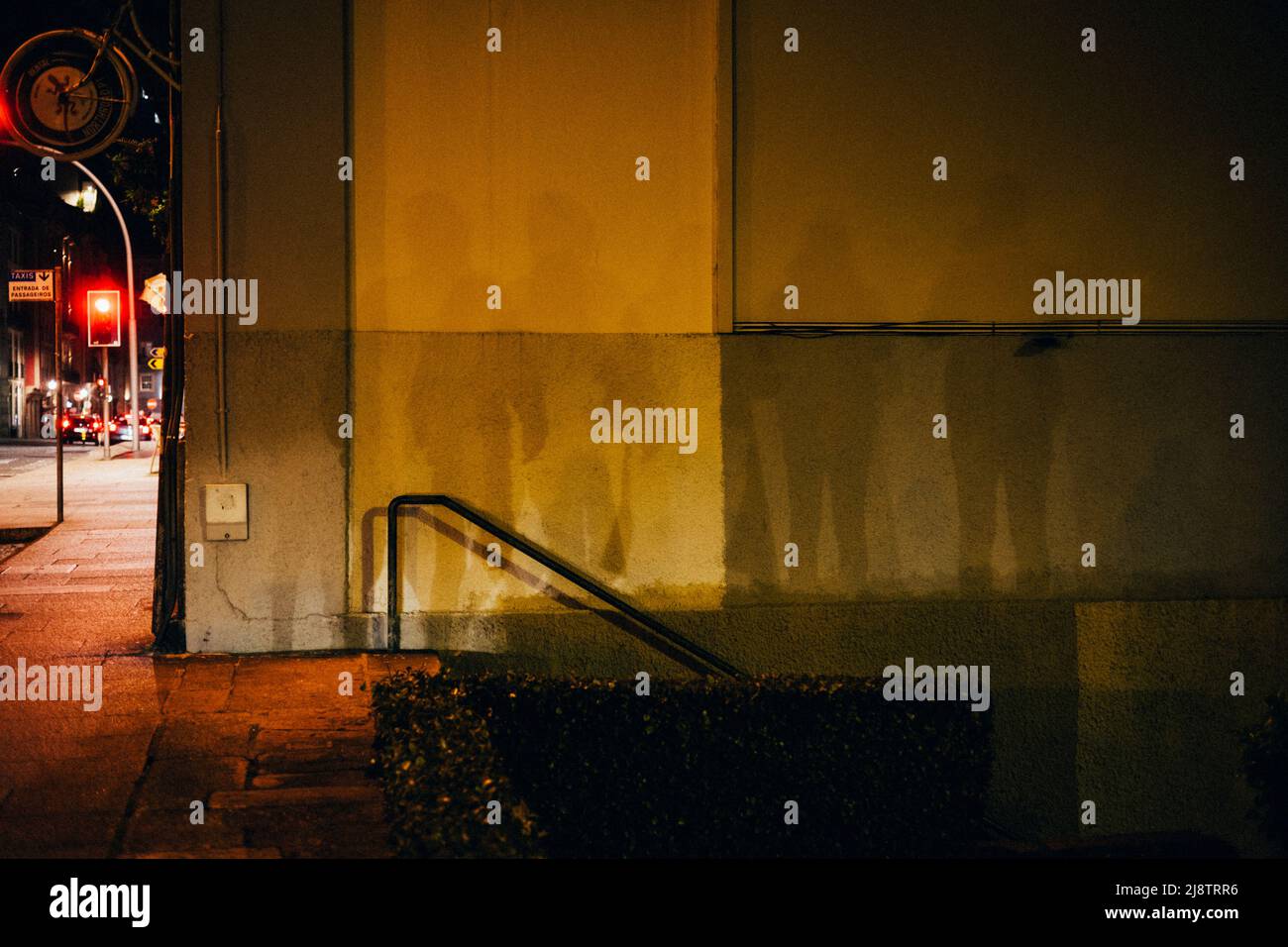 Porto, Portugal, 10.04.22: Nachtleben in Porto, Schatten von Passanten werden an eine Hauswand geworfen.  Foto: pressefoto Mika Volkmann Stock Photo