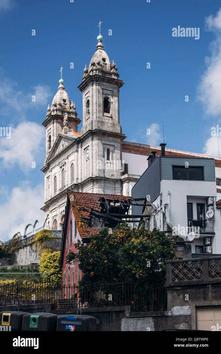 Porto, Portugal, 11.04.22: Einer alte Kirche, davor der Verfall eines alten Hauses.  Foto: pressefoto Mika Volkmann Stock Photo