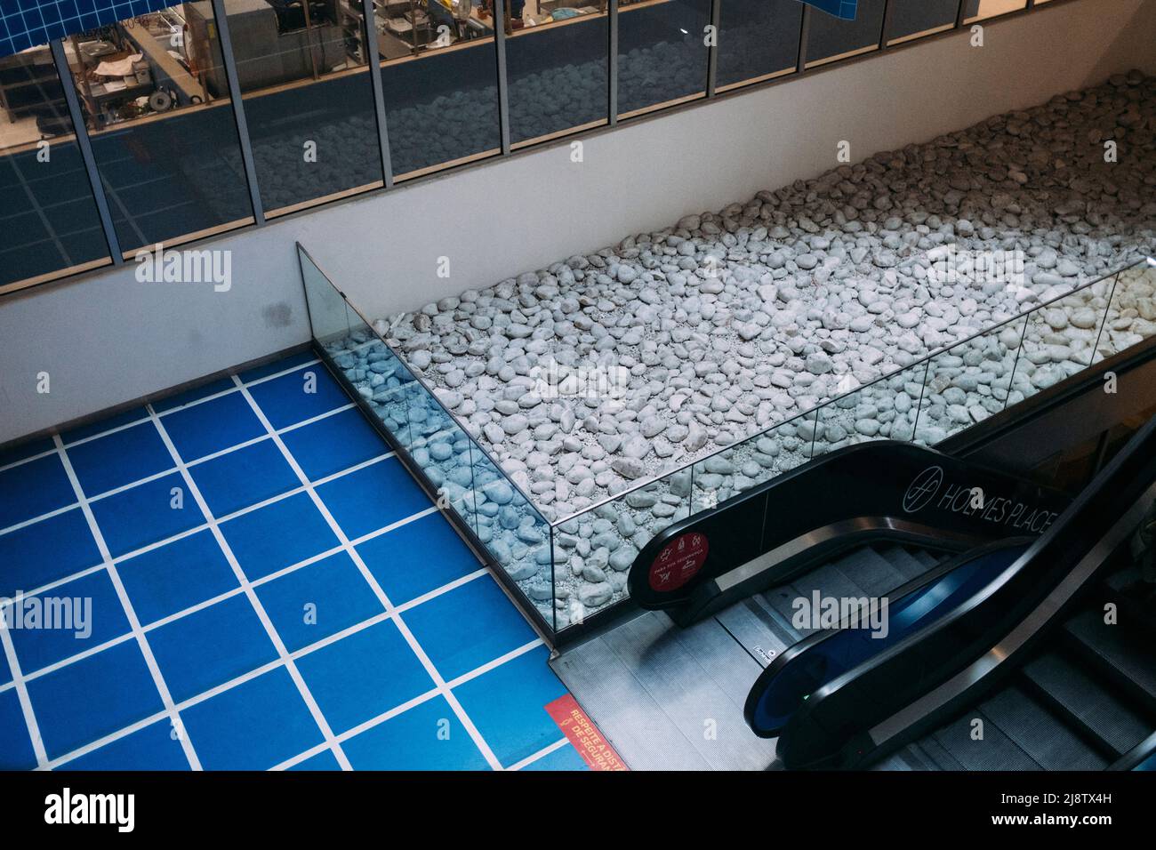 Porto, Portugal, 11.04.22: Ein Einkaufscenter mit interessanter Einrichtung, blauen Fliesen und einem Steinbecken.  Foto: pressefoto Mika Volkmann Stock Photo