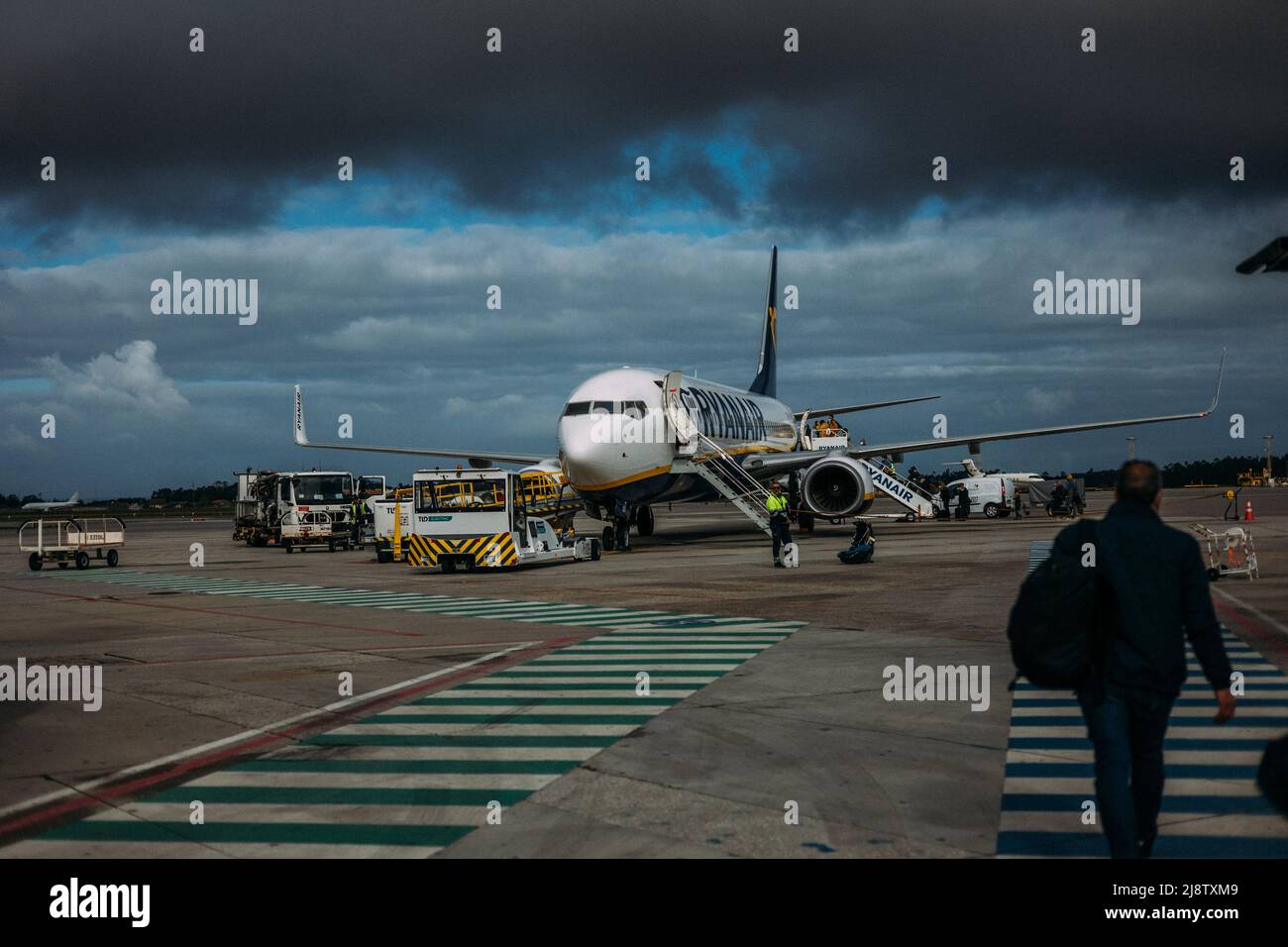 Porto, Portugal, 11.04.22: Flugzeug steht breit, dahinter dunkle Gewitterwolken.   Foto: pressefoto Mika Volkmann Stock Photo