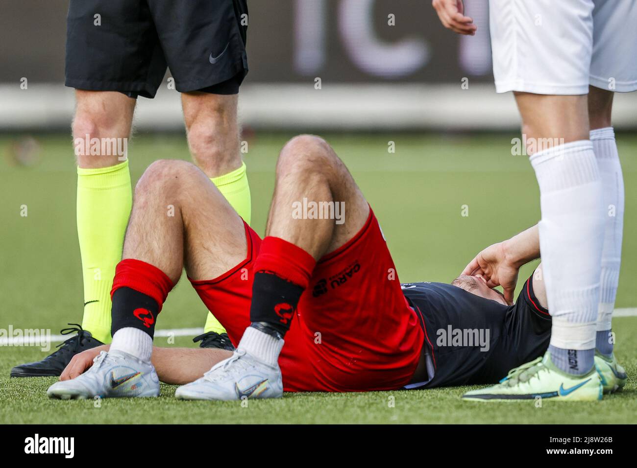 ROTTERDAM - Thijs Dallinga of sbv Excelsior lies on the ground with an injury during the Dutch play-offs promotion/relegation match between Excelsior and Heracles Almelo at the Van Donge & De Roo stadium on May 18, 2022 in Rotterdam, Netherlands. ANP PIETER STAM DE YOUNG Stock Photo