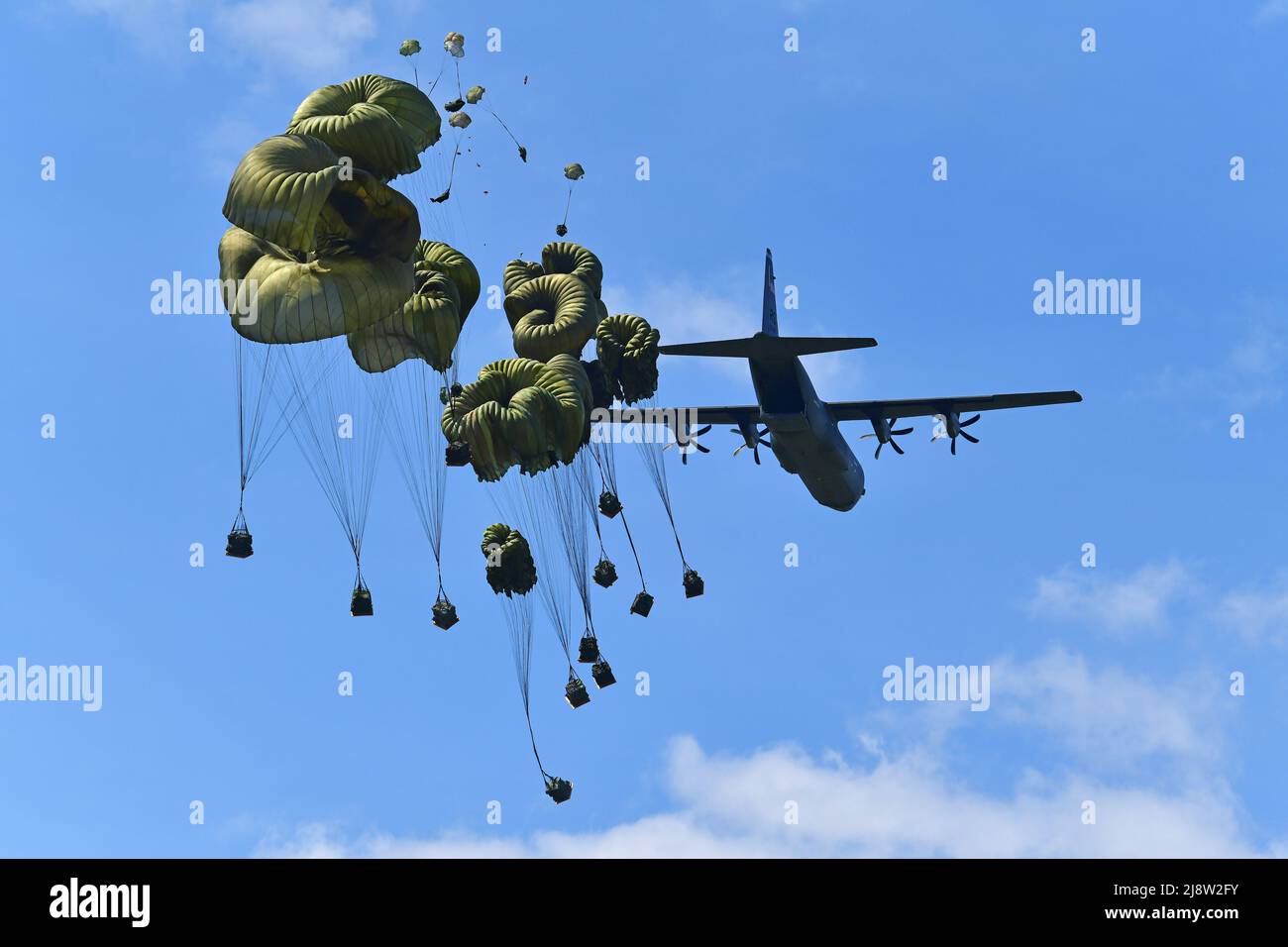 Pordenone, Italy. 17th May, 2022. U.S. Army paratroopers assigned to the Brigade Support Battalion, 173rd Airborne Brigade, conduct an airborne operation from a U.S. Air Force 86th Air Wing C-130 Hercules aircraft onto Juliet Drop Zone, May 17, 2022 in Pordenone, Italy. Credit: Paolo Bovo/U.S. Army/Alamy Live News Stock Photo