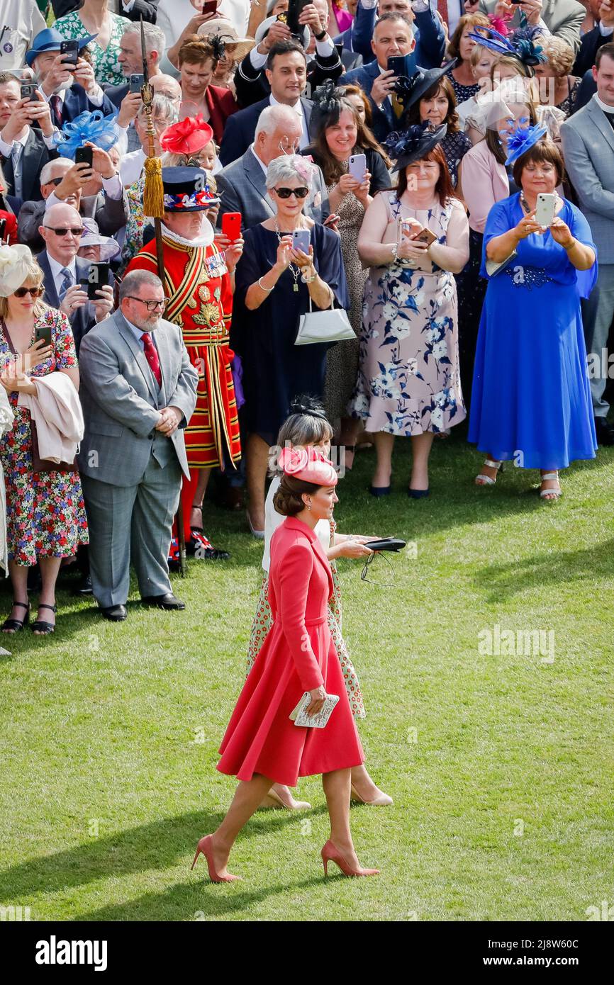 The duchess cambridge meets guests garden party buckingham palace hi