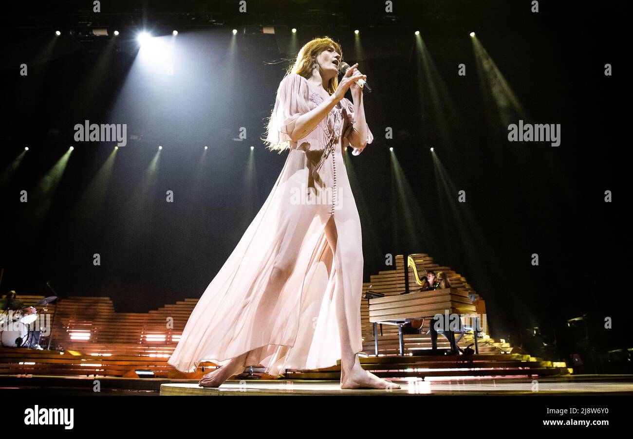Live on stage hi-res stock photography and images - Alamy