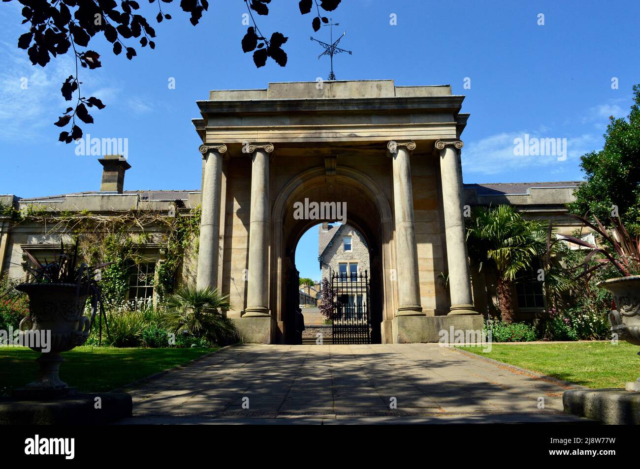 SHEFFIELD. SOUTH YORKSHIRE. ENGLAND. 05-14-22. The Botanical Gardens, the main entrance gate from Clarkehouse Road. Stock Photo