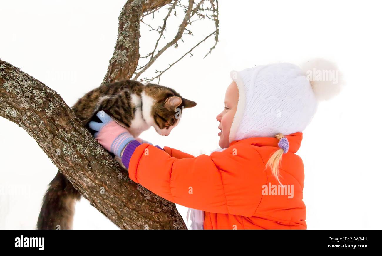Happy little girl with a cat outdoors Stock Photo - Alamy