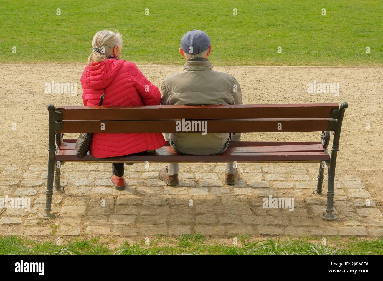 Oldies at the Park . elderly couple sitting on a park bench Stock Photo ...
