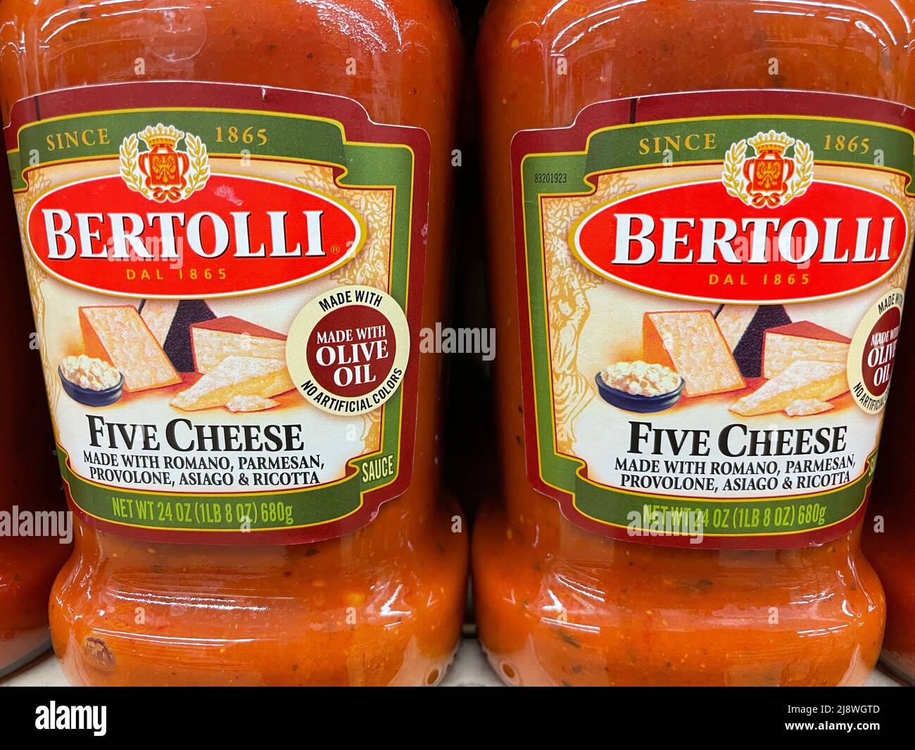 Bertolli five cheese sauce hires stock photography and images Alamy
