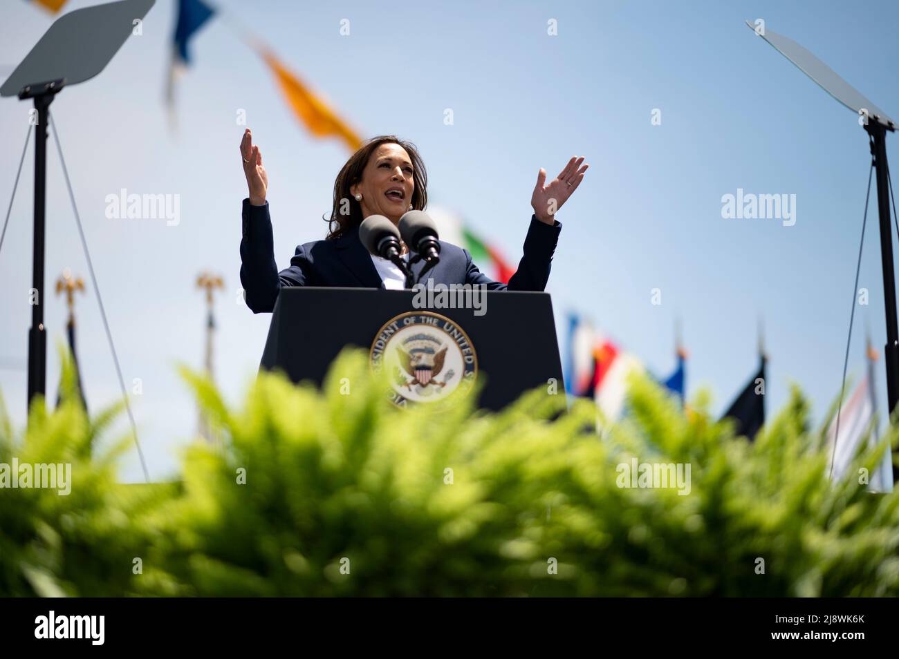 New London, United States of America. 18 May, 2022. U.S. Vice President Kamala Harris, delivers the commencement address during graduation ceremonies at the Coast Guard Academy, May 18, 2022 in New London, Connecticut. The Coast Guard Academy graduated 252 new officers along with nine international students. Credit: PO3 Matthew Thieme/U.S. Coast Guard Photo/Alamy Live News Stock Photo
