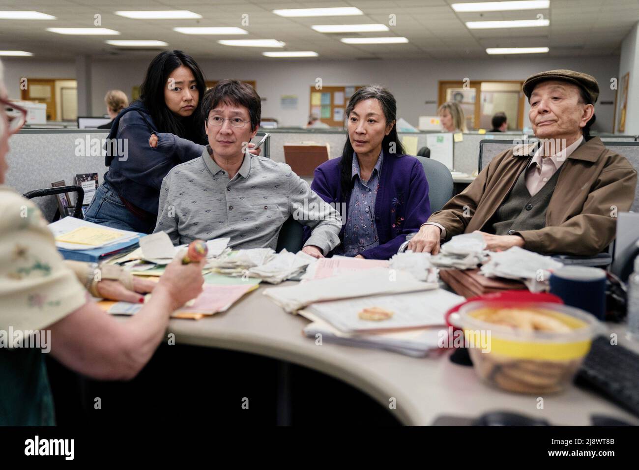 EVERYTHING EVERYWHERE ALL AT ONCE, from left Stephanie Hsu, Ke Huy