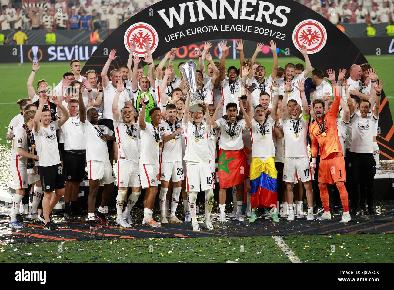 Sevilla, Spain. 18th May, 2022. Eintracht Frankfurt players with the Trophy  during the UEFA Europa League, final match between Eintracht Frakfurt and  Rangers FC played at Sanchez Pizjuan Stadium on May 18,