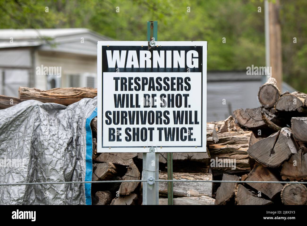 Kansas. Warning sign in homeowner's yard. Trespassers will be shot. Stock Photo