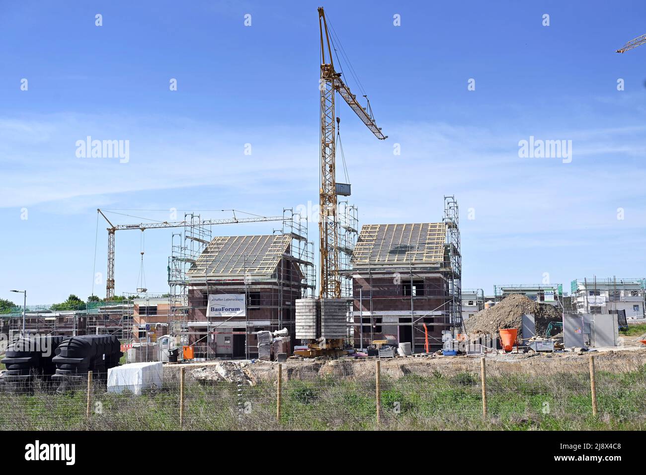 Gaeufelden, Deutschland. 15th May, 2022. House construction, detached