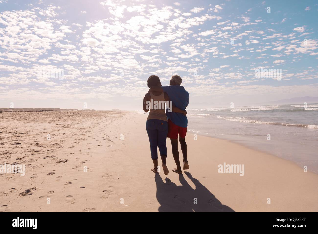 Couple arm in arm rear view hi-res stock photography and images - Alamy