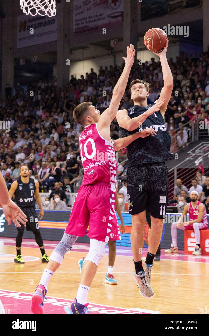 Bonn, Deutschland. 13th May, 2022. Maik KOTSAR (HH, re.) throws the ball at the basket in duels with Saulius KULVIETIS (BN, left). Action. 100:98 after extra time, basketball 1.Bundesliga/Telekom Baskets Bonn-Hamburg Towers/1. Quarter-final playoff, in the TELEKOMDOME, on May 13, 2022 Credit: dpa/Alamy Live News Stock Photo