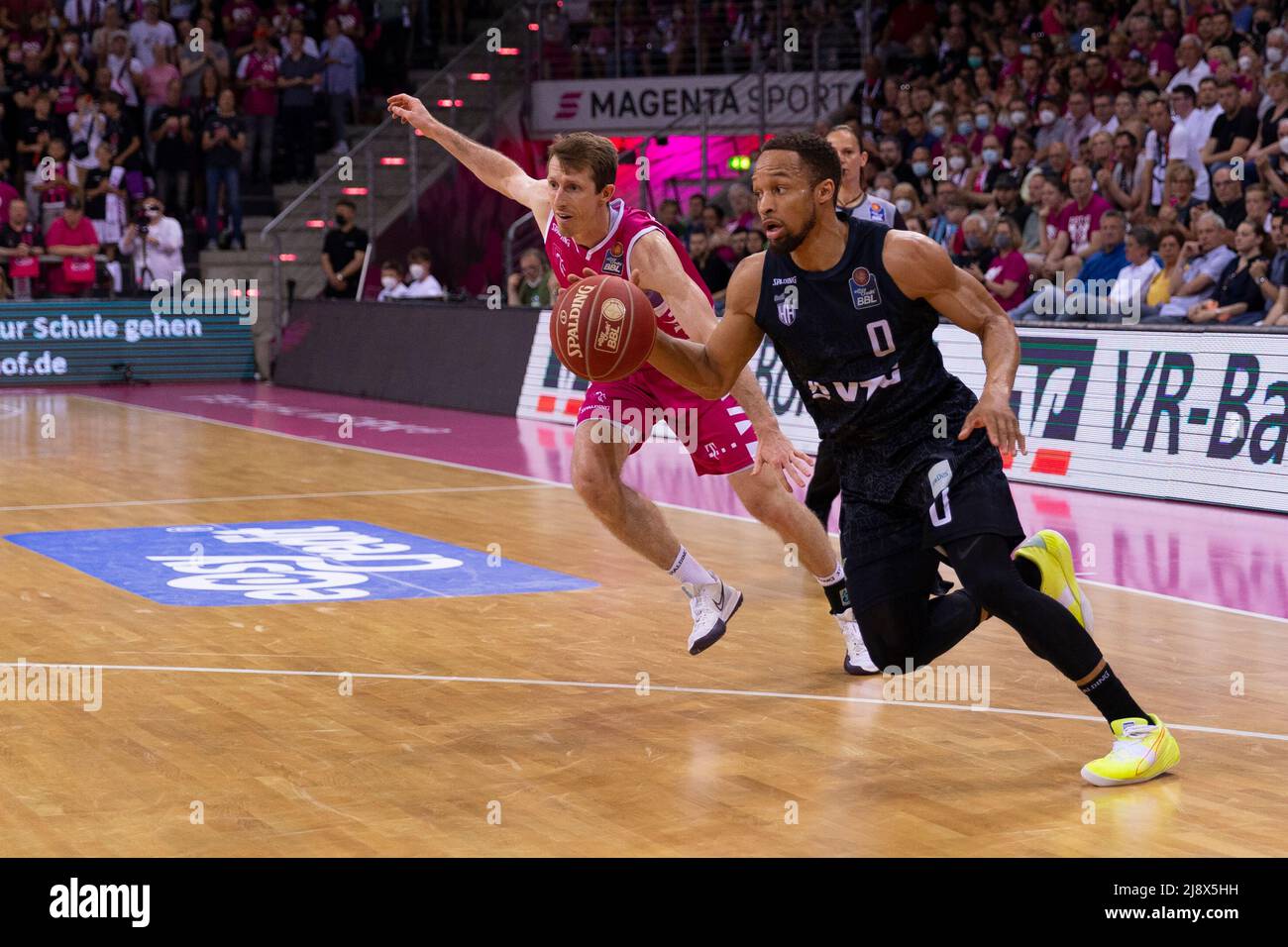 Bonn, Deutschland. 15th May, 2022. Jaylon BROWN (HH, right) on the ball, Skyler BOWLIN (BN, left) can't keep up, action. 89:81 final score. Basketball 1.Bundesliga/Telekom Baskets Bonn-Hamburg Towers/2. Quarter-final playoff, in the TELEKOMDOME, on May 15, 2022 Credit: dpa/Alamy Live News Stock Photo