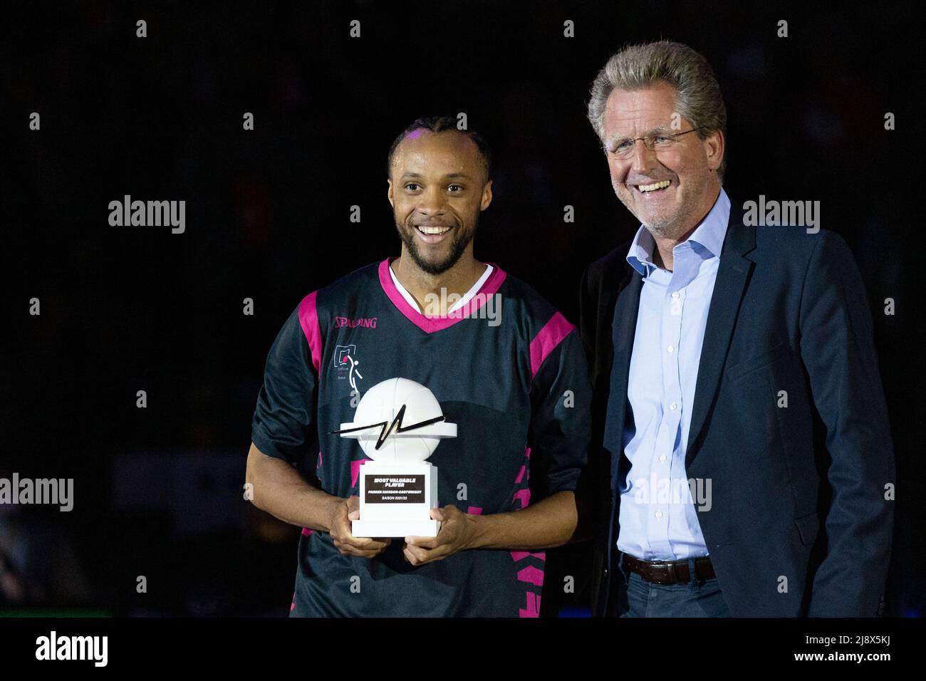 Bonn, Deutschland. 13th May, 2022. Parker JACKSON-CARTWRIGHT (BN, left) is delighted with the MVP Most Valuable Player trophy presented by Dr. Stefan HOLZ (right), Managing Director of the BBL. Before the game. 100:98 after extra time, basketball 1.Bundesliga/Telekom Baskets Bonn-Hamburg Towers/1. Quarter-final playoff, in the TELEKOMDOME, on May 13, 2022 Credit: dpa/Alamy Live News Stock Photo