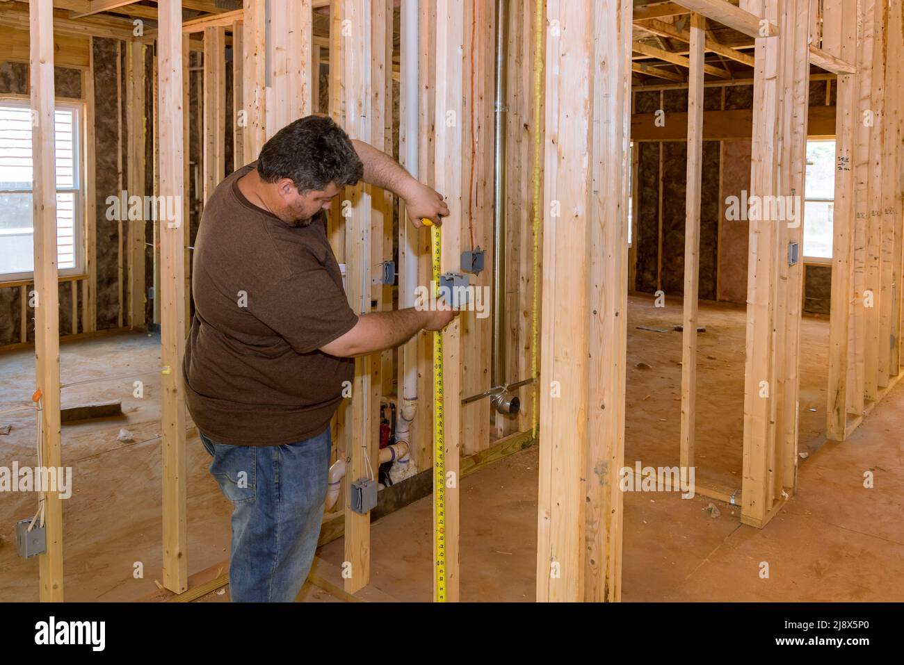 https://c8.alamy.com/comp/2J8X5P0/hands-of-electrician-installing-electrical-socket-in-new-apartment-2J8X5P0.jpg