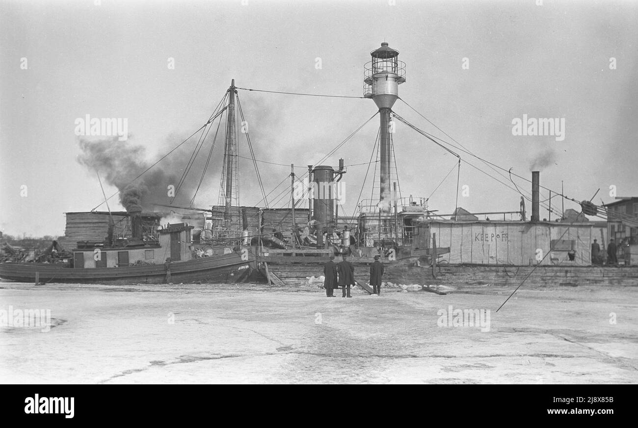 Photograph of the operation to raise the sunken lightship Milwaukee No. 95 which sank on December 27th, 1911  ca.  1912 Stock Photo