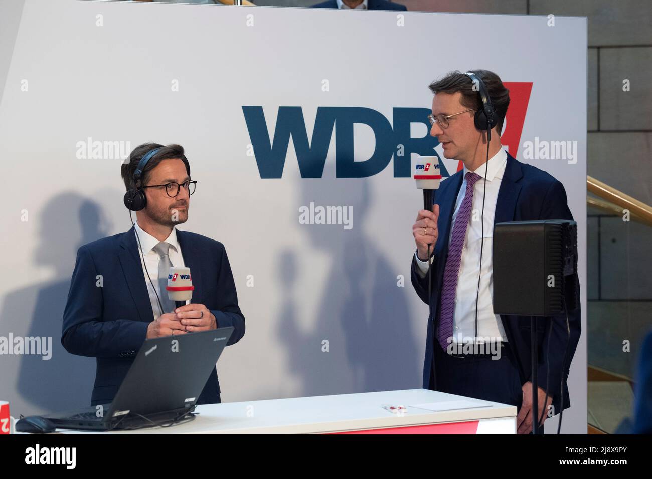 *** Thomas KUTSCHATY, SPD top candidate, and Hendrik WUEST, WÃ st, CDU, Prime Minister of North Rhine-Westphalia, - in the WDR2 radio interview, projections and statements in the Duesseldorf state parliament, state elections in North Rhine-Westphalia NRW, on May 15th, 2022 in Duesseldorf/Germany. Â Stock Photo