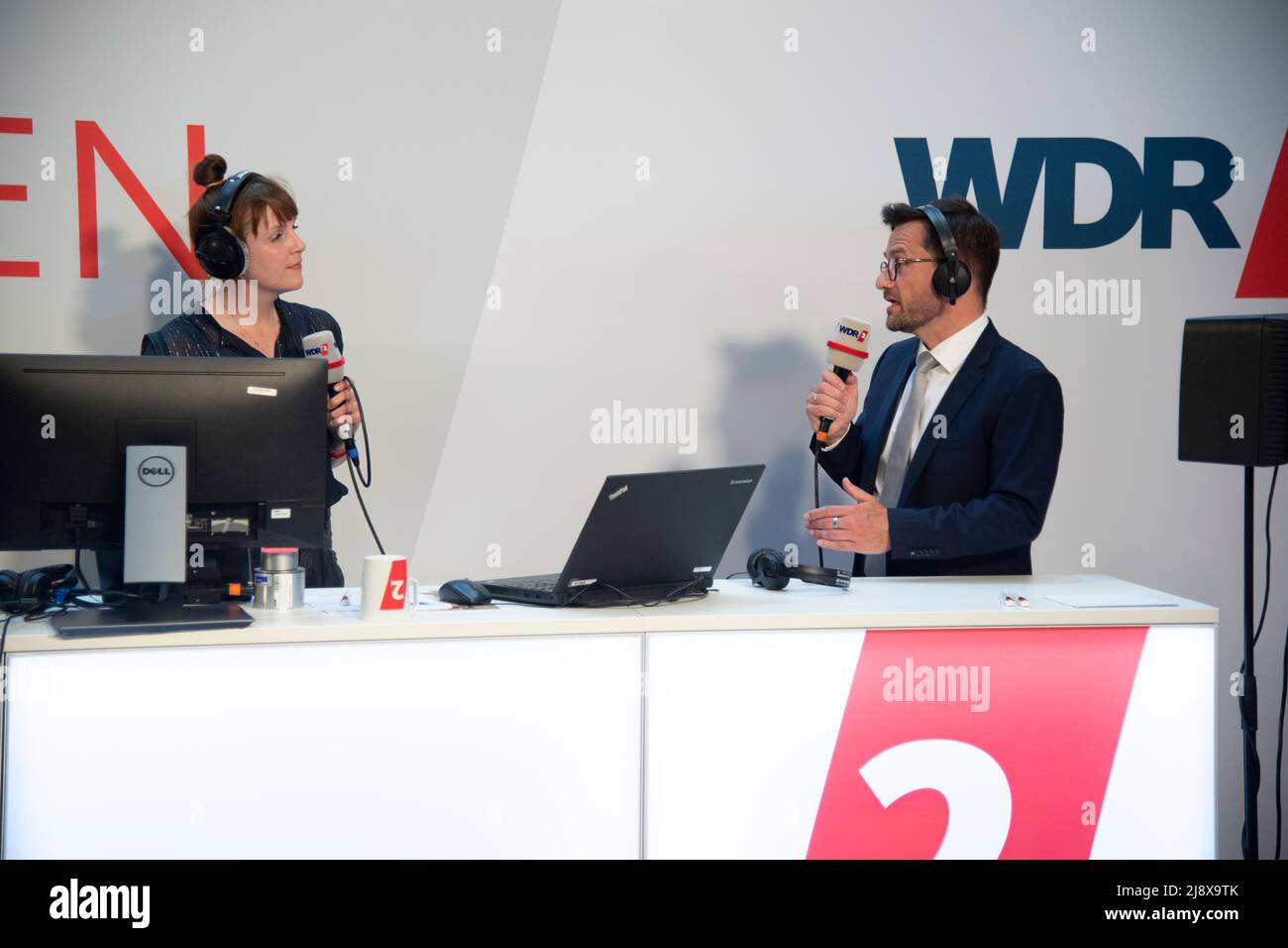 Thomas KUTSCHATY, SPD top candidate, with Marlis SCHAUM, moderator, in the WDR2 radio interview, projections and statements in the Duesseldorf state parliament, state elections in North Rhine-Westphalia NRW, on May 15th, 2022 in Duesseldorf/Germany. Â Stock Photo