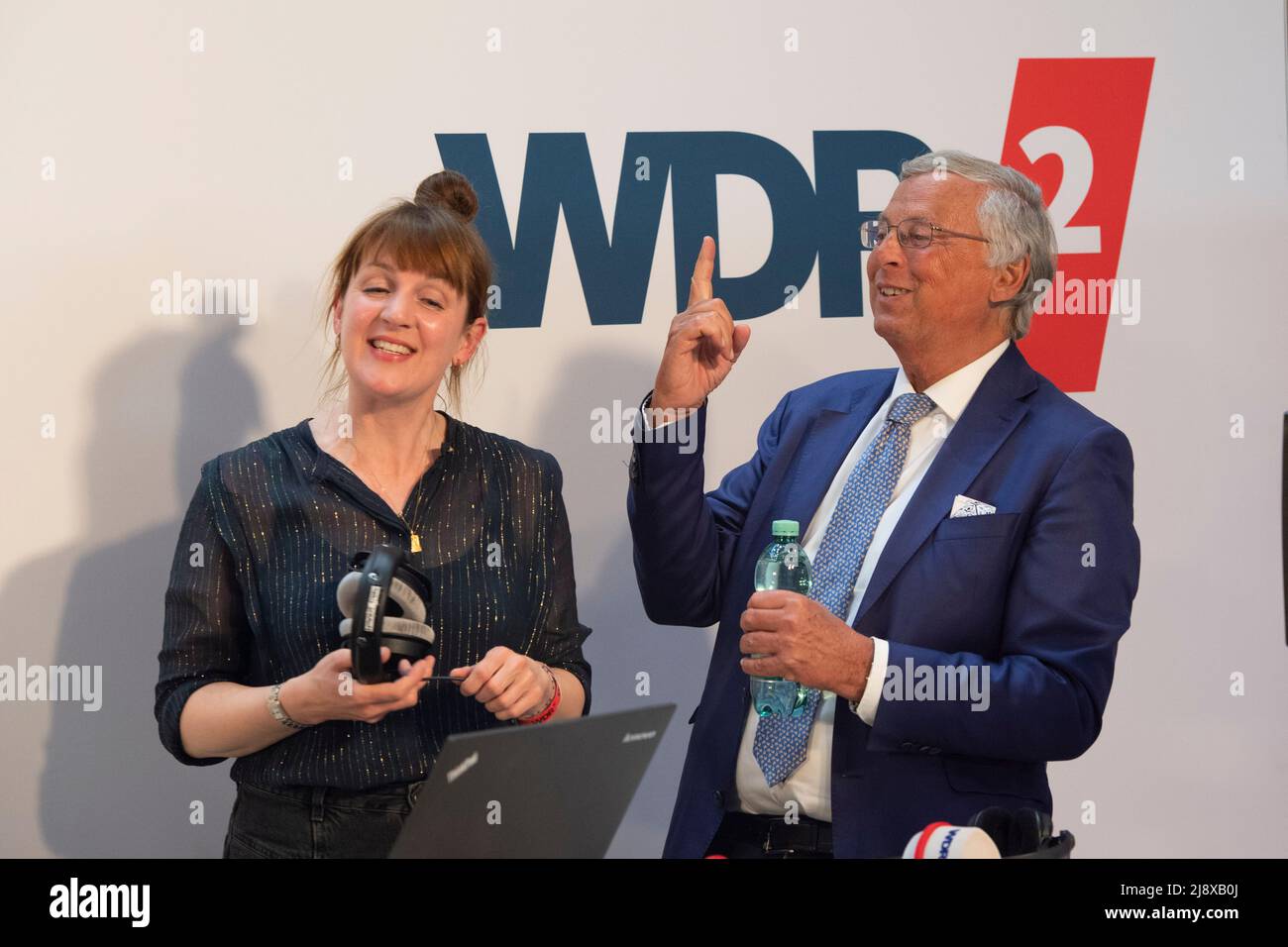 Wolfgang BOSBACH, CDU, jokes with moderator Marlis SCHAUM, WDR2, projections and statements in the Duesseldorf state parliament, state elections in North Rhine-Westphalia NRW, on May 15th, 2022 in Duesseldorf/Germany. Â Stock Photo