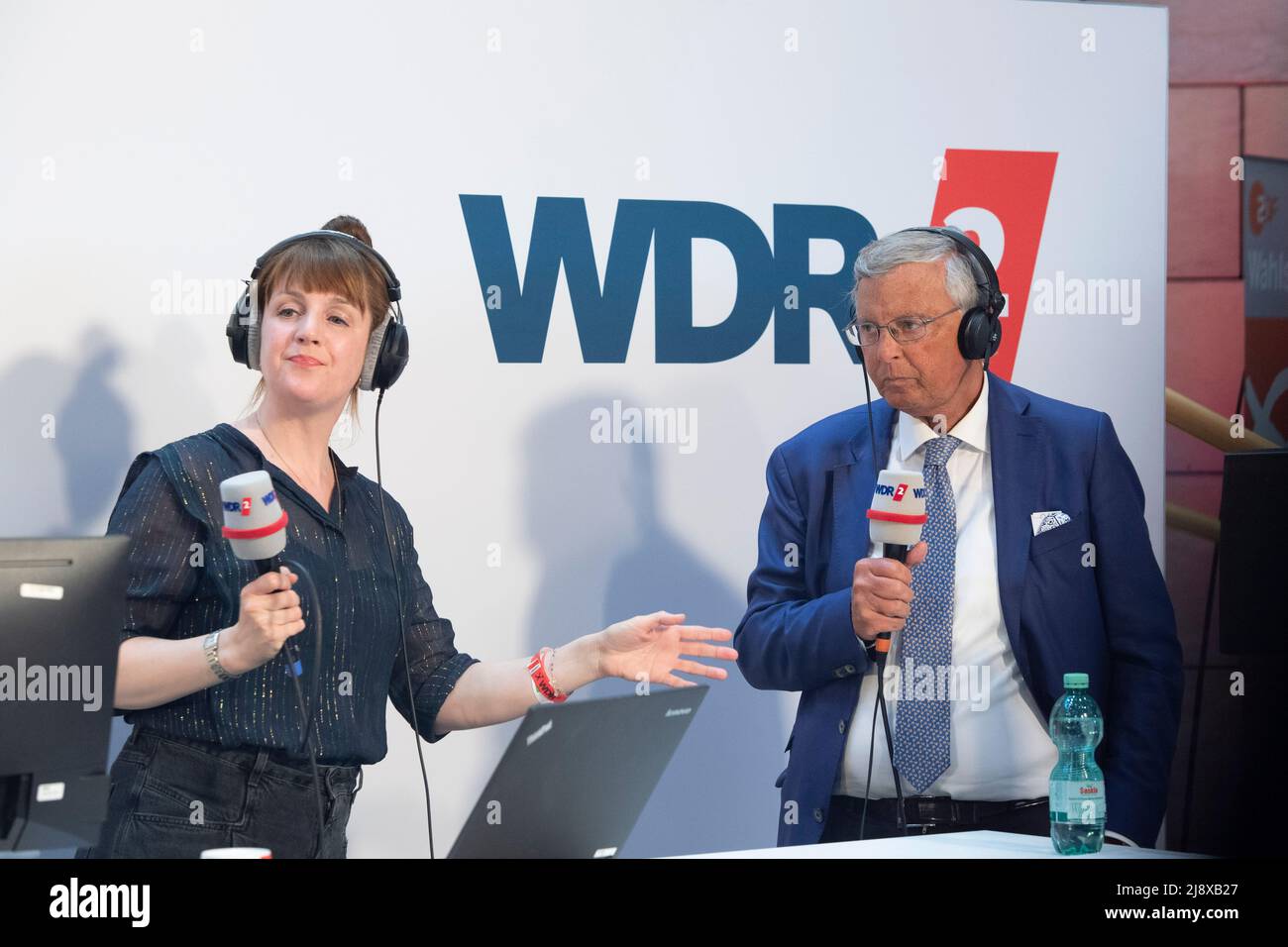 Wolfgang BOSBACH, CDU, jokes with moderator Marlis SCHAUM, WDR2, projections and statements in the Duesseldorf state parliament, state elections in North Rhine-Westphalia NRW, on May 15th, 2022 in Duesseldorf/Germany. Â Stock Photo