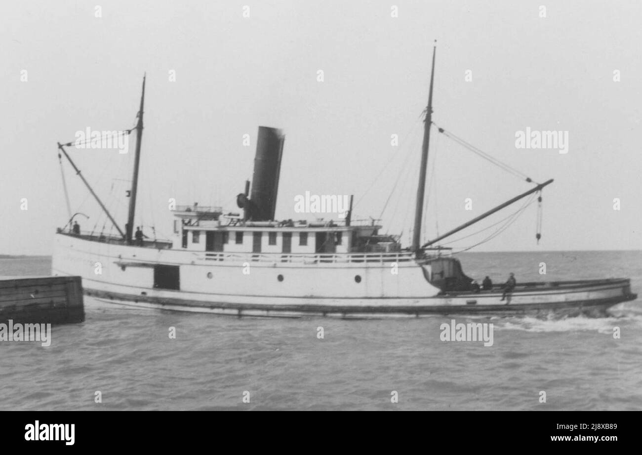 The tug Protector leaving Kincardine, Ontario ca.  before 1917 Stock Photo